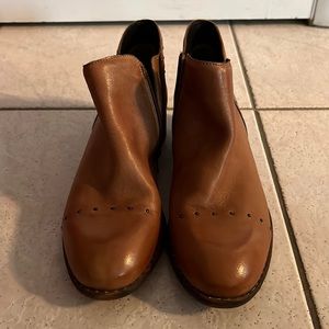 Skechers tan studded leather booties. Women’s size 9. New and never been worn.